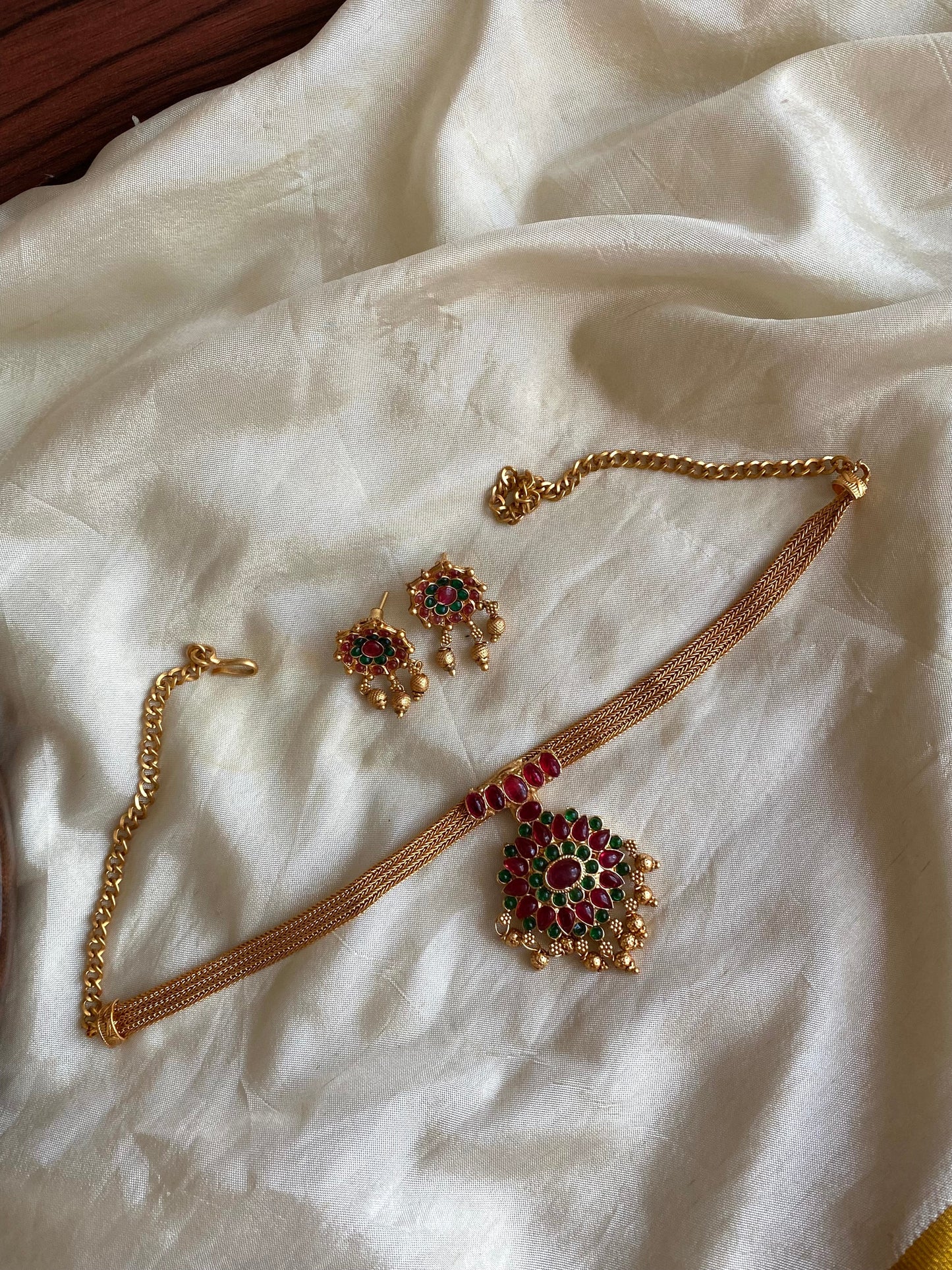 Antique Kemp Attigai Aksha Trends