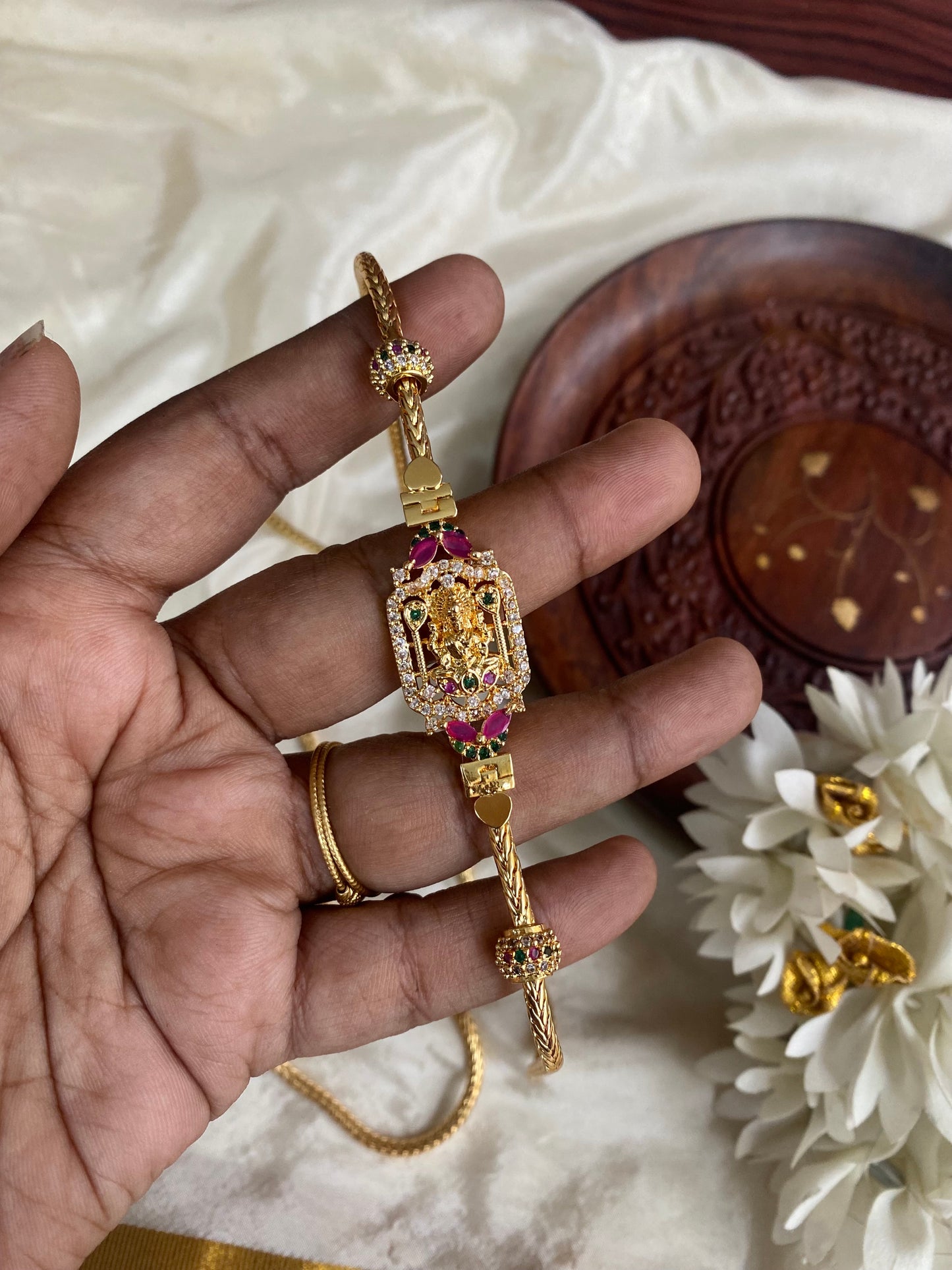 Lakshmi Mogappu chain Aksha Trends