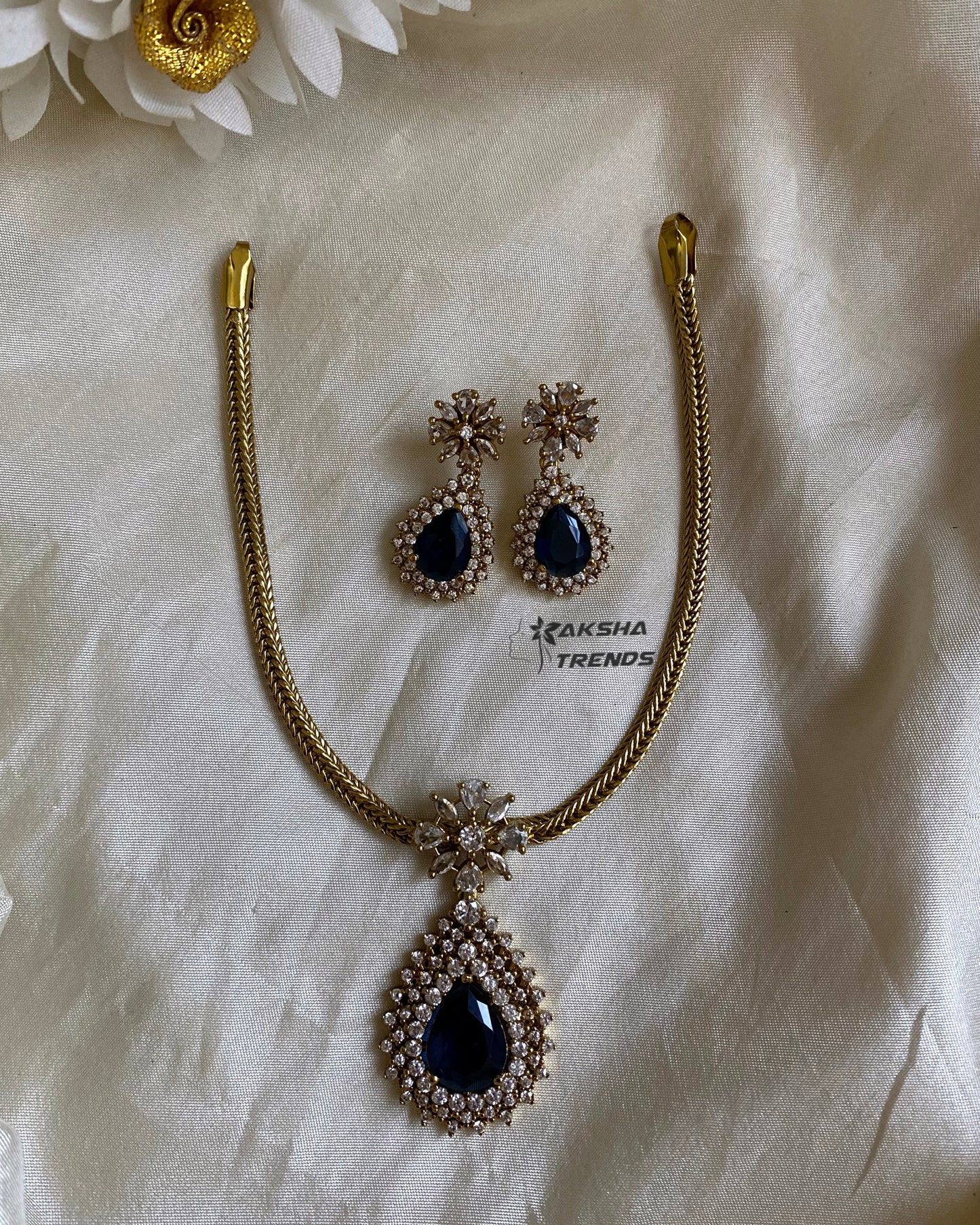 Diamond pendant necklace Aksha Trends