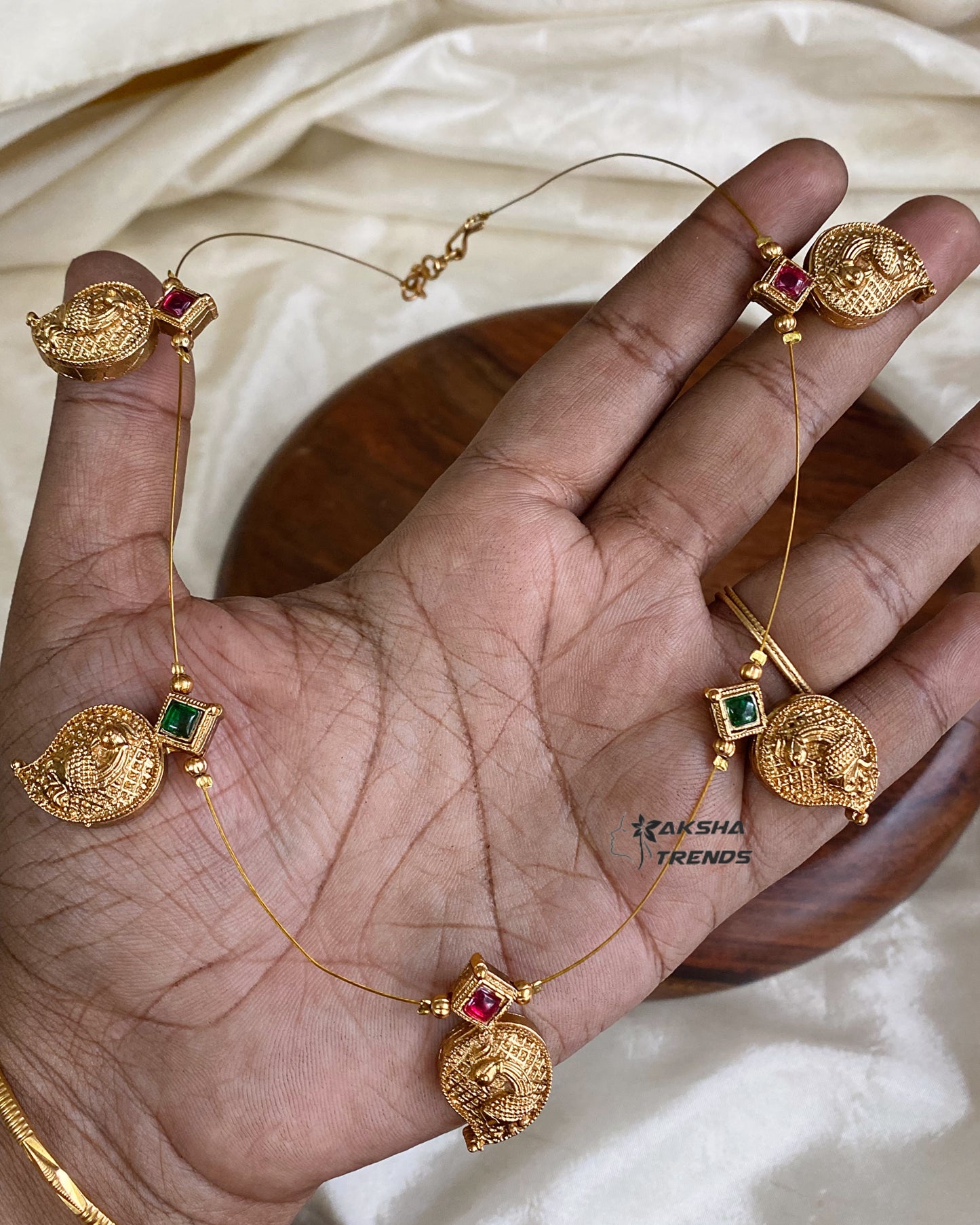 Invisible Necklace -Manga Aksha Trends