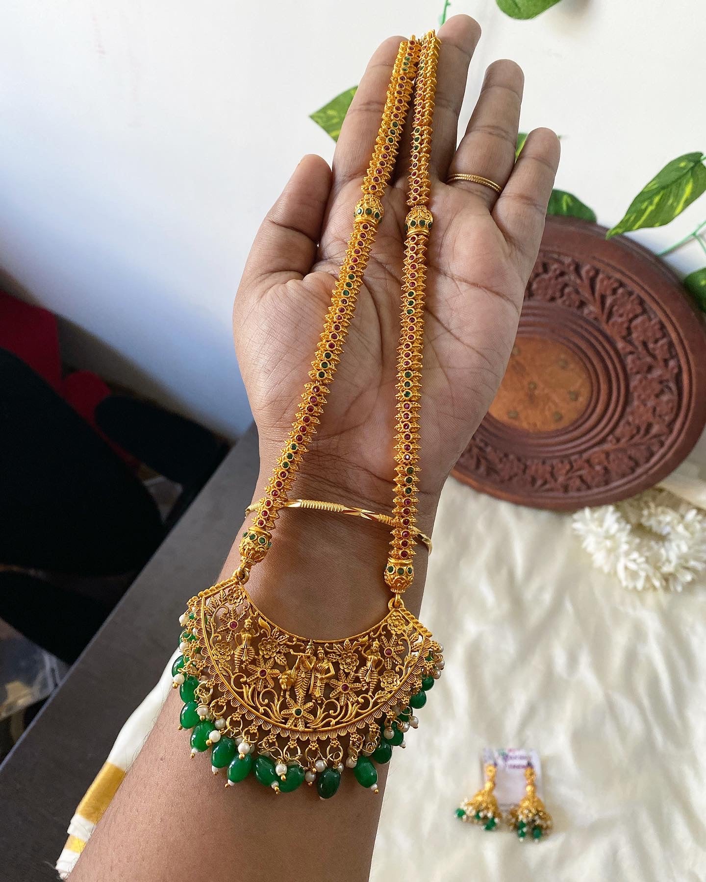 Radha Krishna haram Aksha Trends