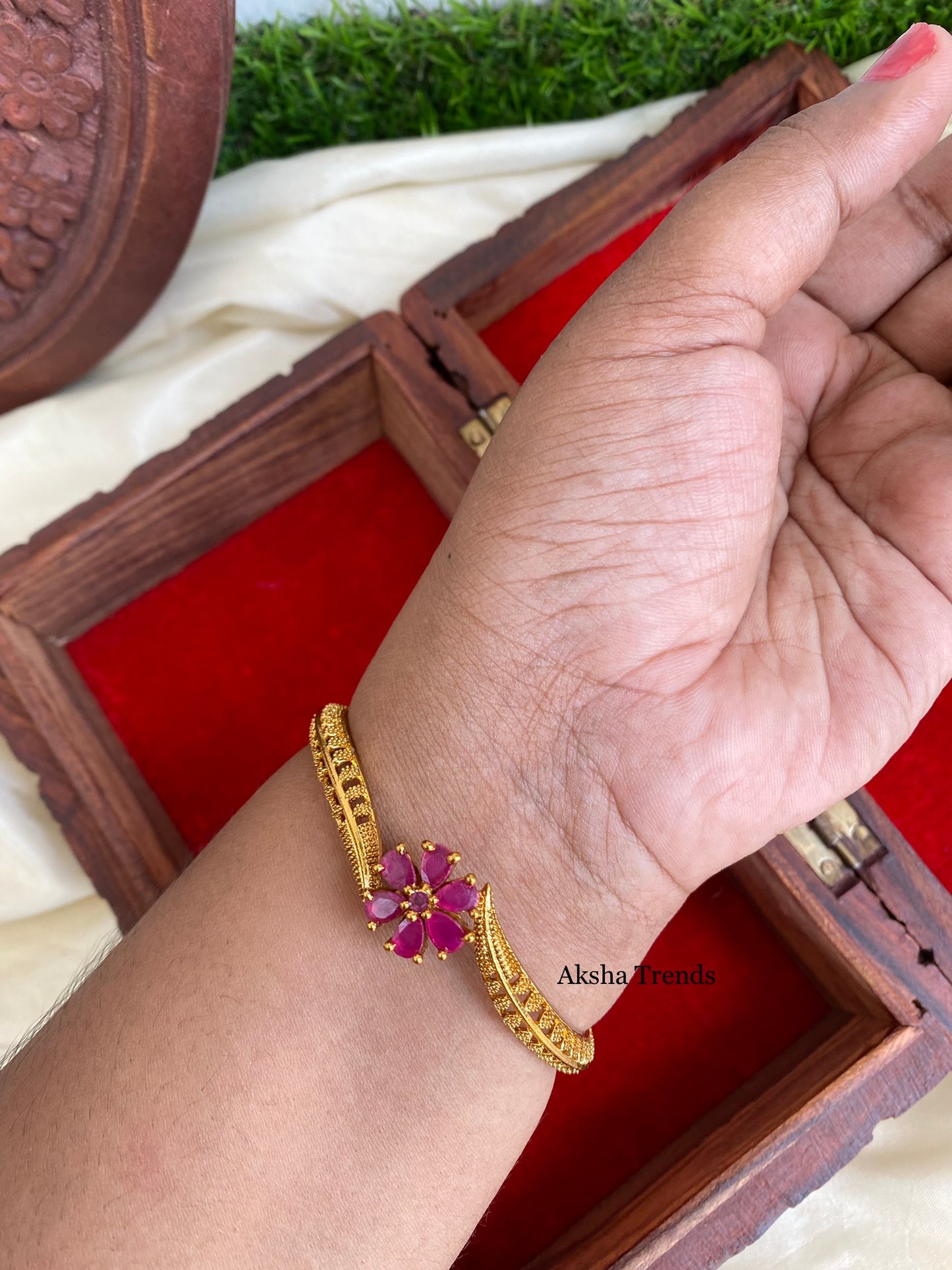 Golden floral kada (2pc) Aksha Trends