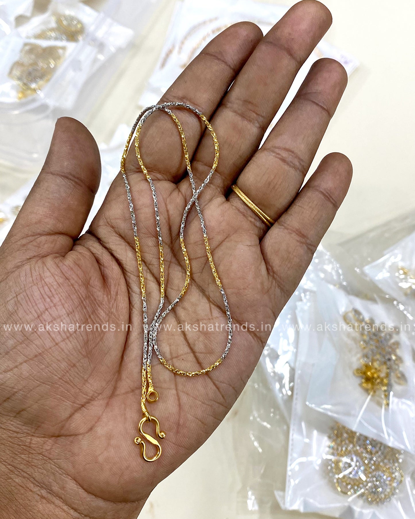 Plain glitter chain Aksha Trends