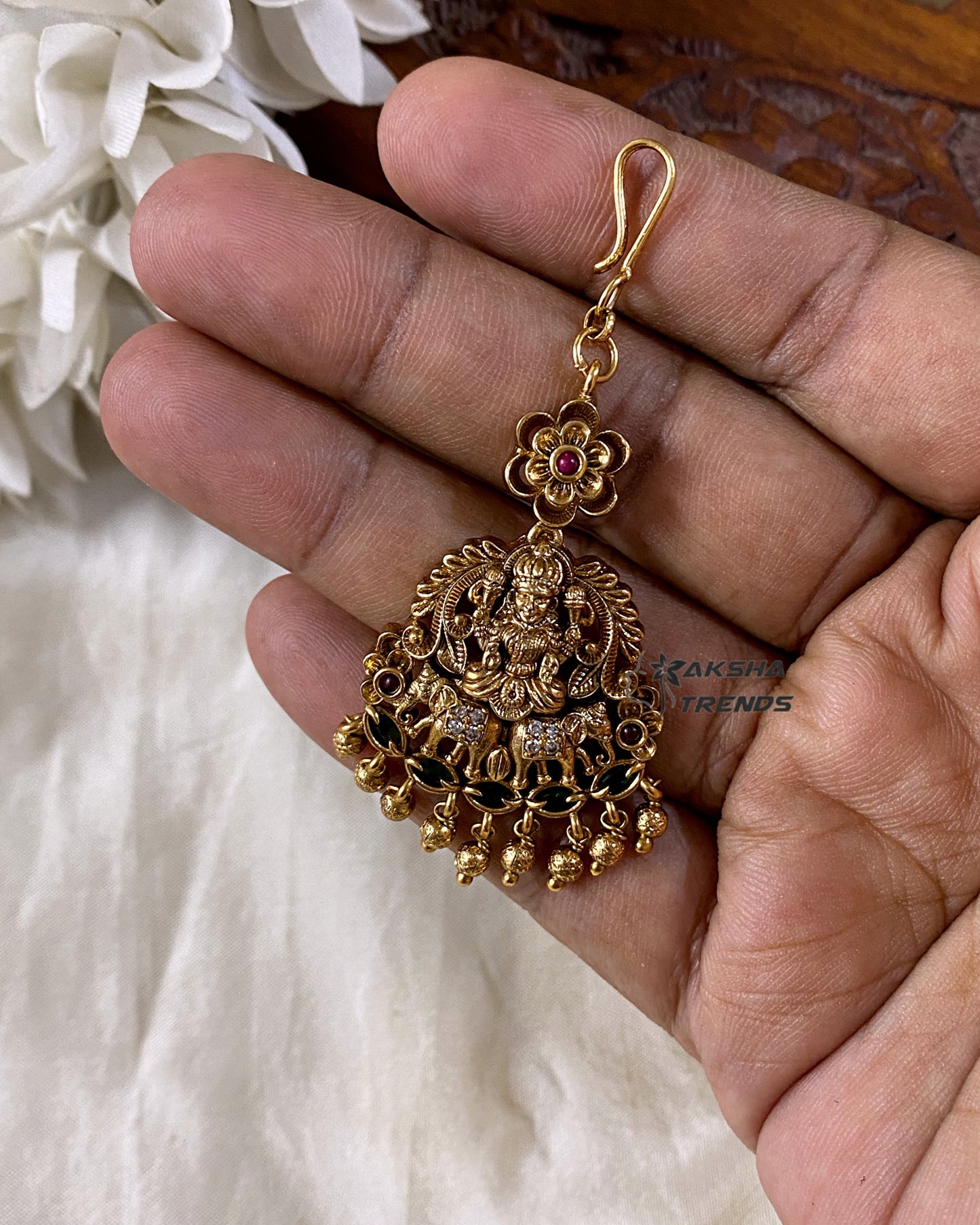 Premium gold tikka Aksha Trends