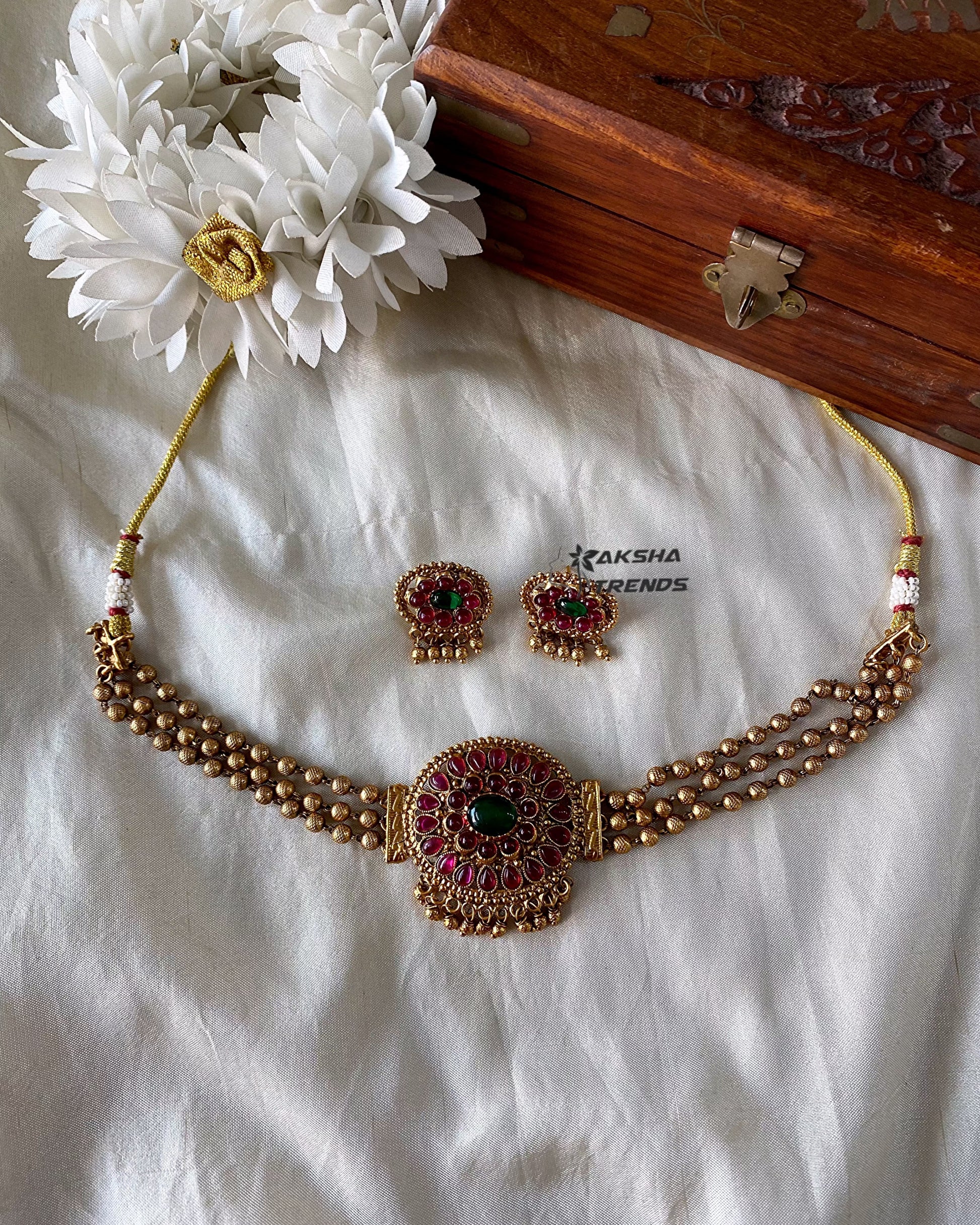 Gold kemp bead choker Aksha Trends