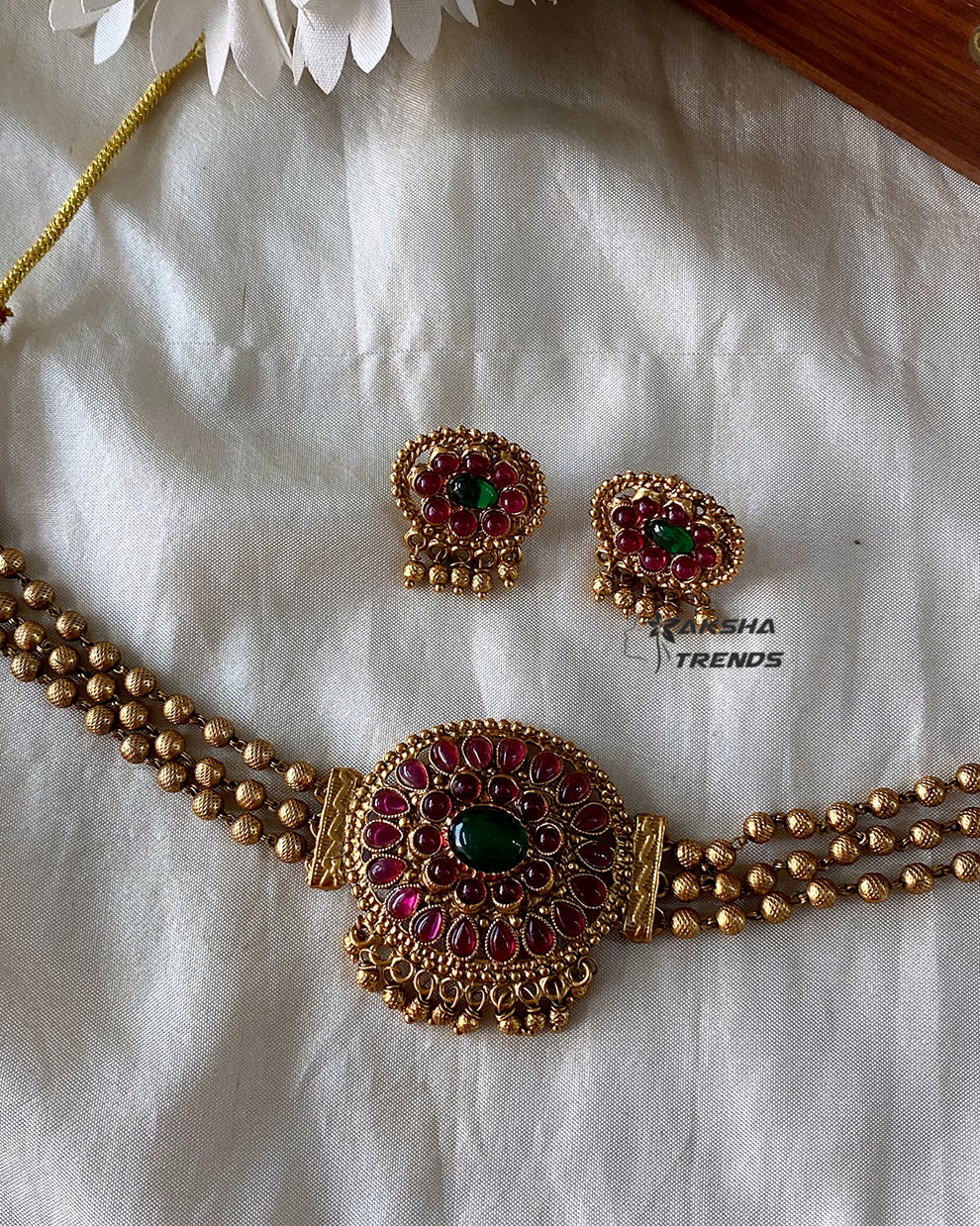 Gold kemp bead choker Aksha Trends 