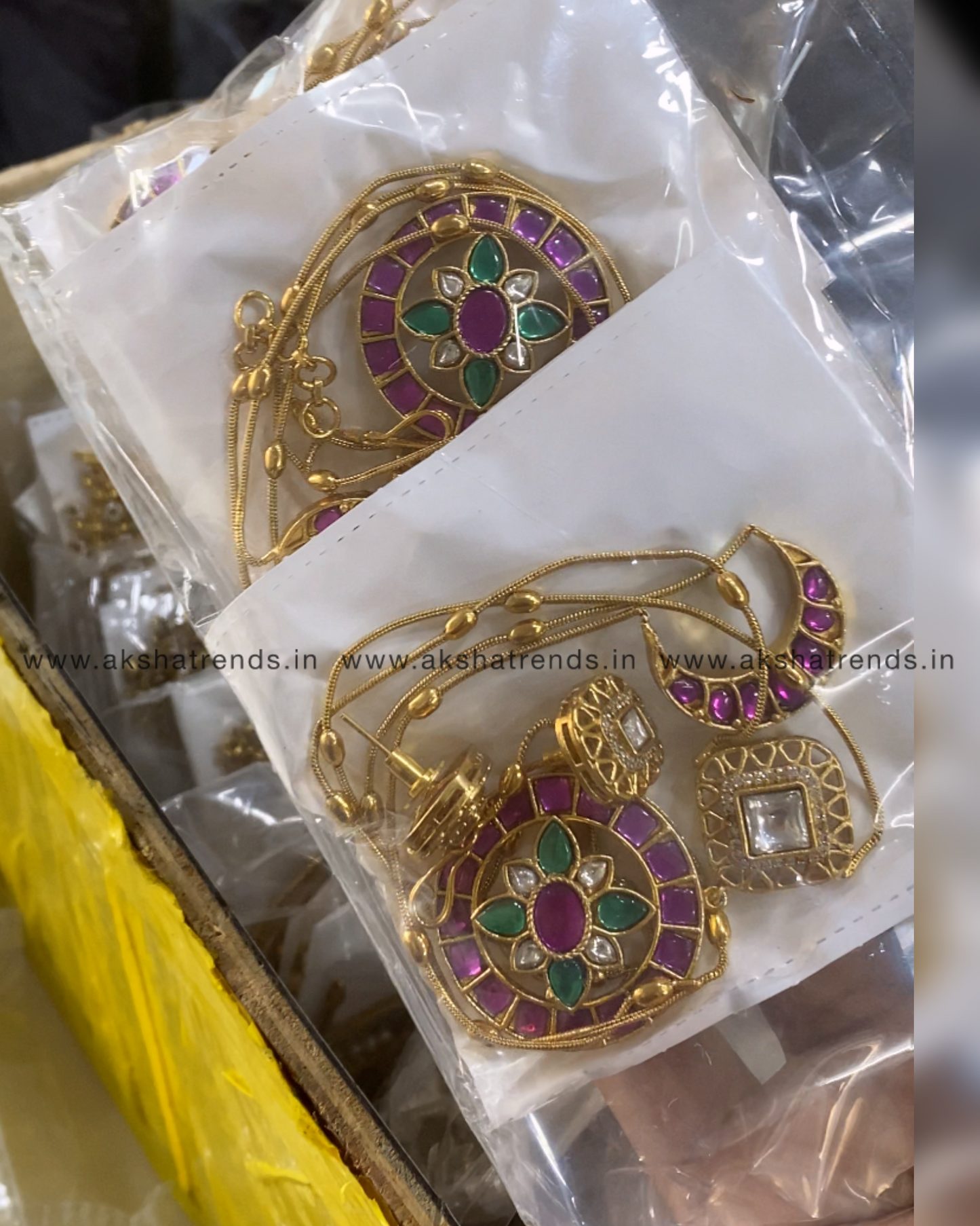 Trendy kemp layer chain Aksha Trends