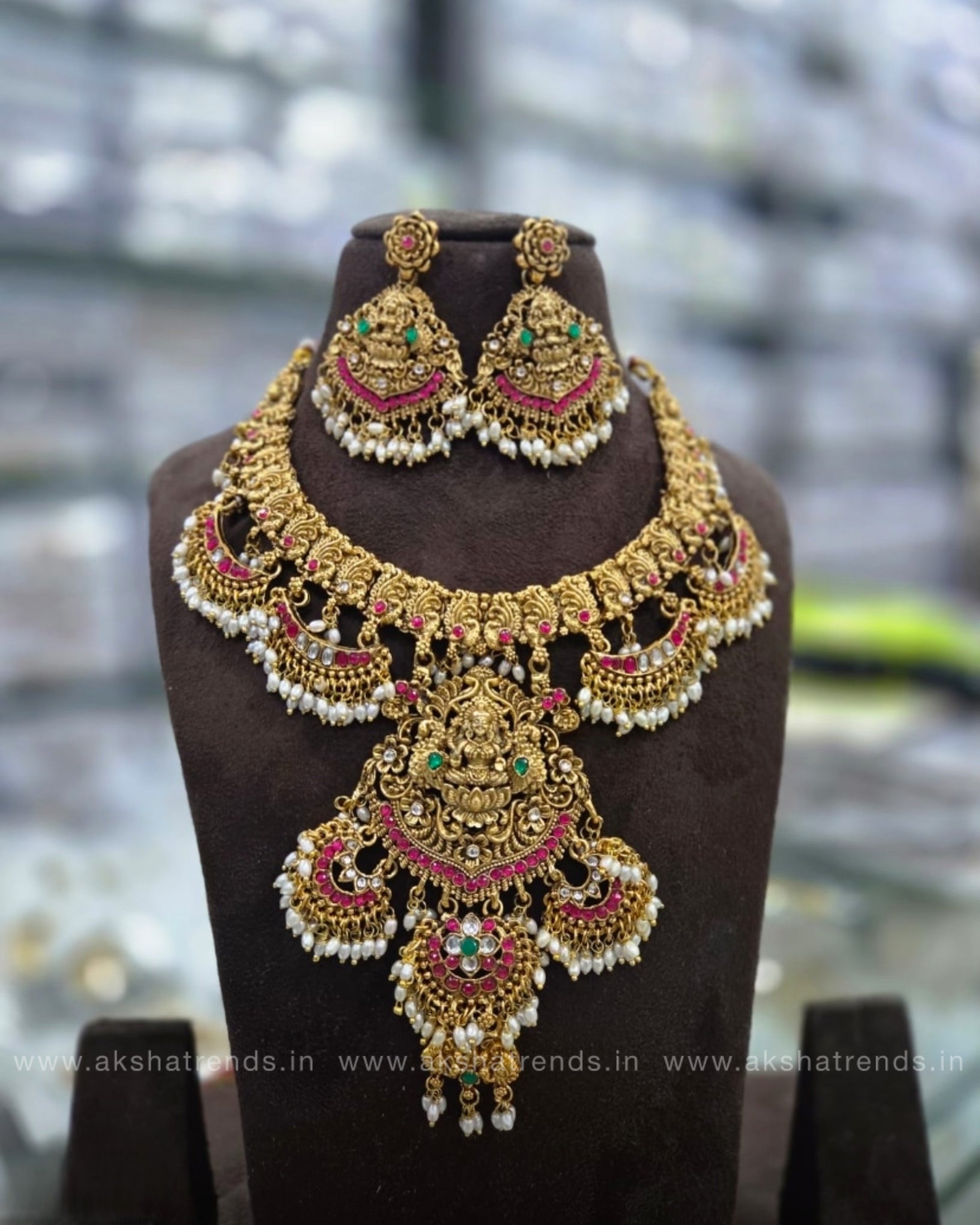 Grand bridal kemp choker Aksha Trends
